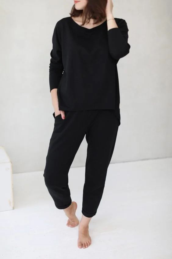 Comfortable women trousers with elastic waist and pockets