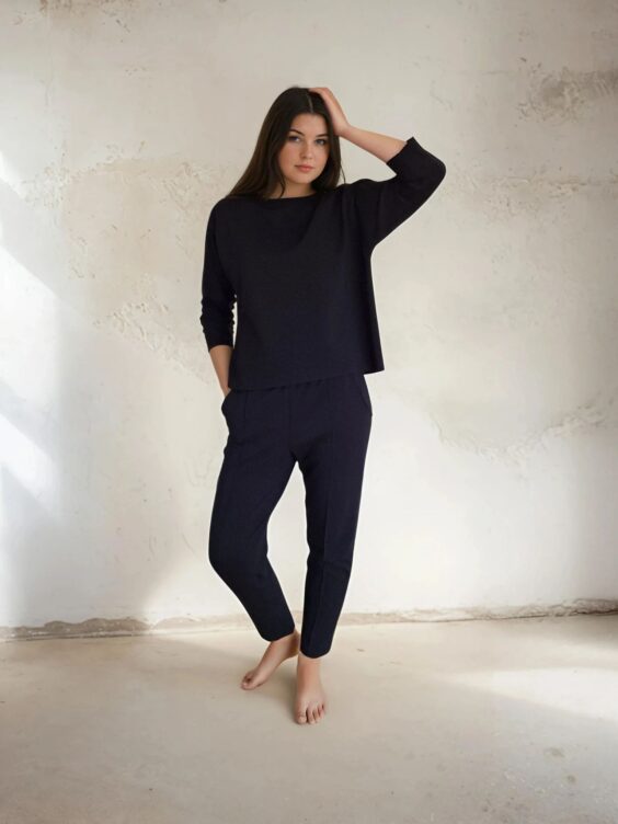 Comfortable black women trousers with elastic waist